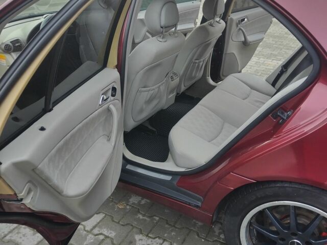 Красный Мерседес Ц-Класс, объемом двигателя 2 л и пробегом 376 тыс. км за 3900 $, фото 10 на Automoto.ua