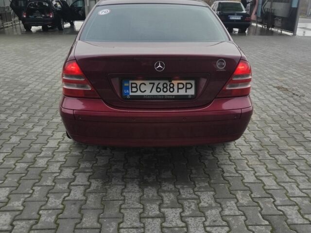 Красный Мерседес Ц-Класс, объемом двигателя 2 л и пробегом 376 тыс. км за 3900 $, фото 2 на Automoto.ua