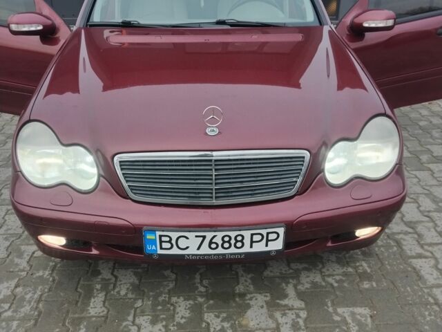 Красный Мерседес Ц-Класс, объемом двигателя 2 л и пробегом 376 тыс. км за 3900 $, фото 1 на Automoto.ua