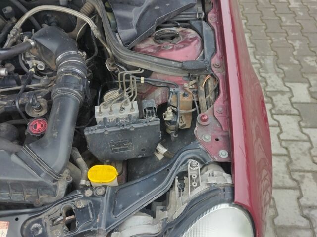 Красный Мерседес Ц-Класс, объемом двигателя 2 л и пробегом 376 тыс. км за 3900 $, фото 15 на Automoto.ua