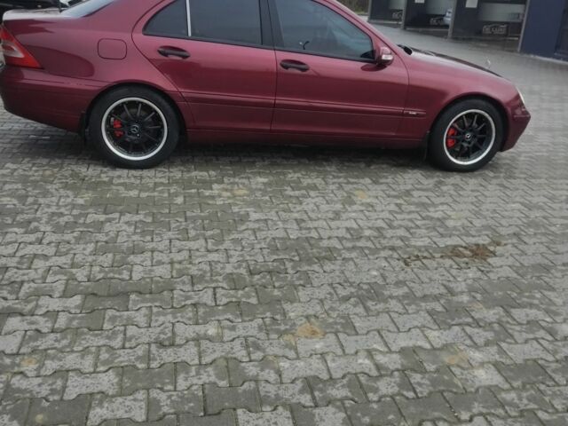 Красный Мерседес Ц-Класс, объемом двигателя 2 л и пробегом 376 тыс. км за 3900 $, фото 6 на Automoto.ua