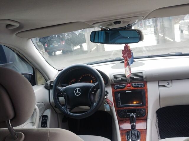 Красный Мерседес Ц-Класс, объемом двигателя 2 л и пробегом 376 тыс. км за 3900 $, фото 9 на Automoto.ua