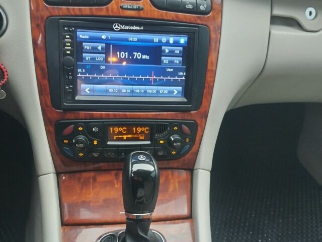 Красный Мерседес Ц-Класс, объемом двигателя 2 л и пробегом 376 тыс. км за 3900 $, фото 5 на Automoto.ua