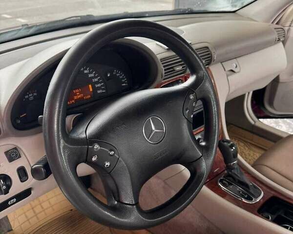Красный Мерседес Ц-Класс, объемом двигателя 2 л и пробегом 318 тыс. км за 4700 $, фото 3 на Automoto.ua