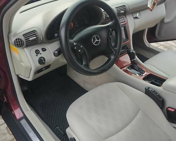 Красный Мерседес Ц-Класс, объемом двигателя 2 л и пробегом 376 тыс. км за 3900 $, фото 15 на Automoto.ua