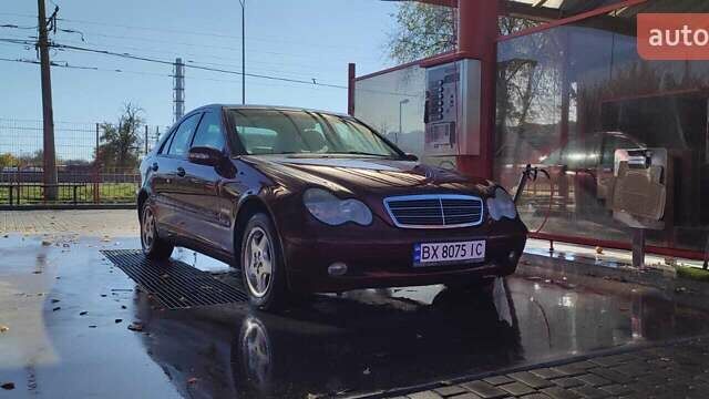 Красный Мерседес Ц-Класс, объемом двигателя 2 л и пробегом 318 тыс. км за 4700 $, фото 1 на Automoto.ua