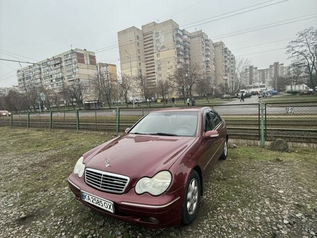 Красный Мерседес Ц-Класс, объемом двигателя 2 л и пробегом 233 тыс. км за 4700 $, фото 10 на Automoto.ua