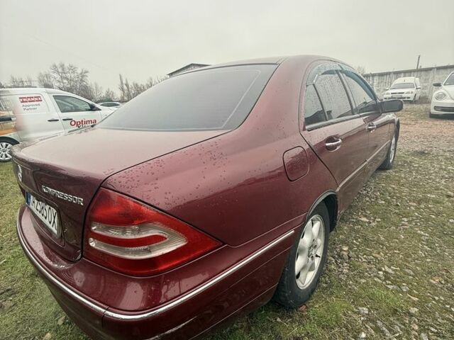 Красный Мерседес Ц-Класс, объемом двигателя 2 л и пробегом 233 тыс. км за 4700 $, фото 2 на Automoto.ua