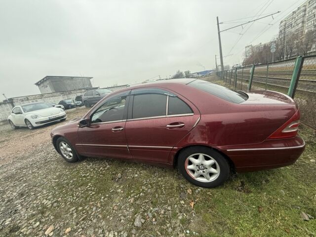 Красный Мерседес Ц-Класс, объемом двигателя 2 л и пробегом 233 тыс. км за 4700 $, фото 4 на Automoto.ua