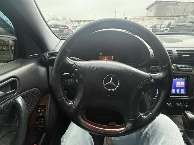 Красный Мерседес Ц-Класс, объемом двигателя 2 л и пробегом 233 тыс. км за 4700 $, фото 11 на Automoto.ua