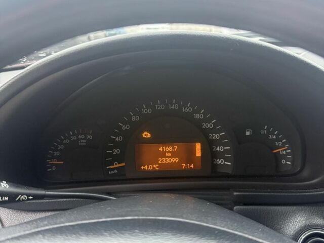 Красный Мерседес Ц-Класс, объемом двигателя 2 л и пробегом 233 тыс. км за 4700 $, фото 7 на Automoto.ua