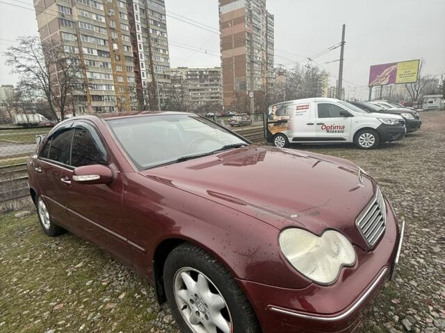 Красный Мерседес Ц-Класс, объемом двигателя 2 л и пробегом 233 тыс. км за 4700 $, фото 1 на Automoto.ua