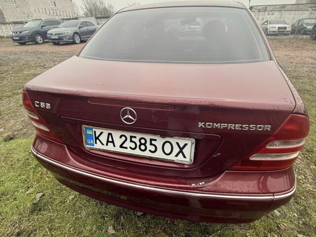 Красный Мерседес Ц-Класс, объемом двигателя 2 л и пробегом 233 тыс. км за 4700 $, фото 3 на Automoto.ua