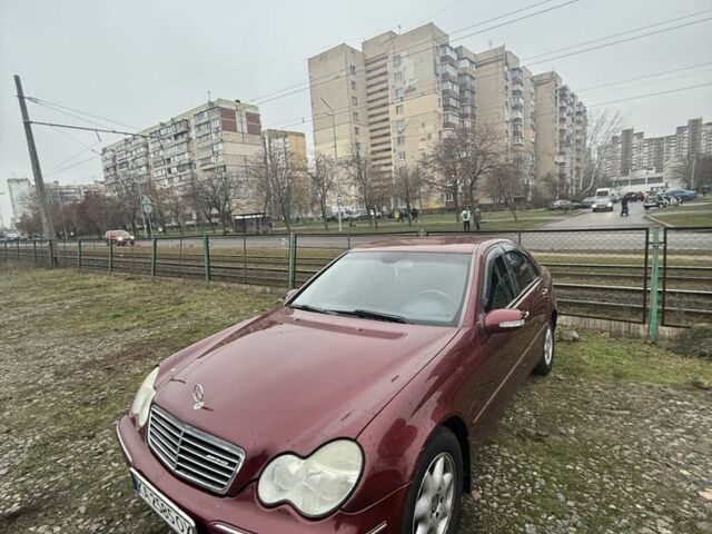 Красный Мерседес Ц-Класс, объемом двигателя 2 л и пробегом 233 тыс. км за 4700 $, фото 9 на Automoto.ua