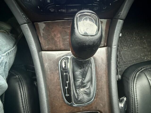 Красный Мерседес Ц-Класс, объемом двигателя 2 л и пробегом 233 тыс. км за 4700 $, фото 14 на Automoto.ua