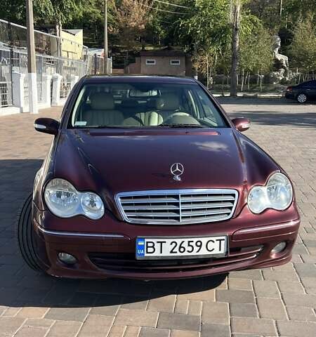 Червоний Мерседес Ц-Клас, об'ємом двигуна 3 л та пробігом 190 тис. км за 8000 $, фото 4 на Automoto.ua