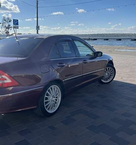 Червоний Мерседес Ц-Клас, об'ємом двигуна 3 л та пробігом 190 тис. км за 8000 $, фото 3 на Automoto.ua