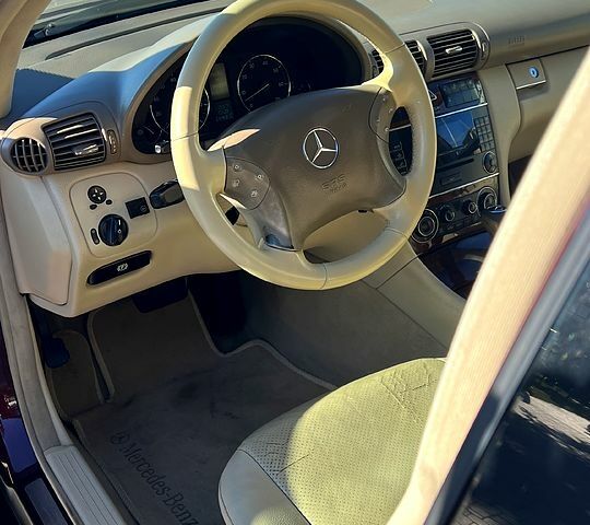 Червоний Мерседес Ц-Клас, об'ємом двигуна 3 л та пробігом 190 тис. км за 8000 $, фото 7 на Automoto.ua