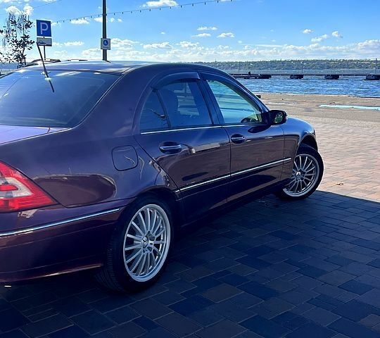 Червоний Мерседес Ц-Клас, об'ємом двигуна 3 л та пробігом 190 тис. км за 8000 $, фото 3 на Automoto.ua