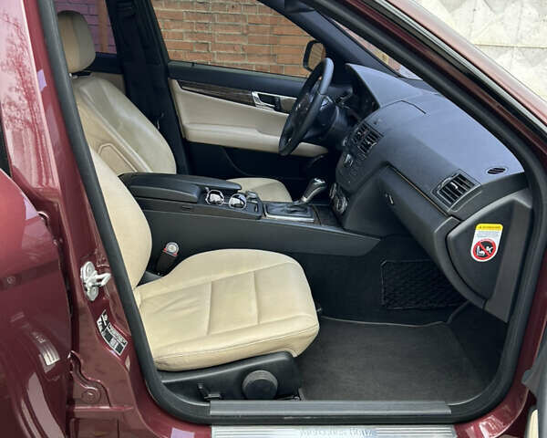 Червоний Мерседес Ц-Клас, об'ємом двигуна 3 л та пробігом 187 тис. км за 9500 $, фото 9 на Automoto.ua