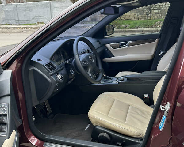 Червоний Мерседес Ц-Клас, об'ємом двигуна 3 л та пробігом 187 тис. км за 9500 $, фото 10 на Automoto.ua