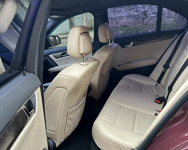 Червоний Мерседес Ц-Клас, об'ємом двигуна 3 л та пробігом 187 тис. км за 9500 $, фото 11 на Automoto.ua