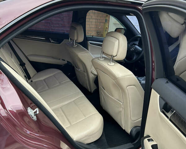 Червоний Мерседес Ц-Клас, об'ємом двигуна 3 л та пробігом 187 тис. км за 9500 $, фото 8 на Automoto.ua