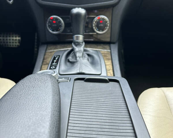 Червоний Мерседес Ц-Клас, об'ємом двигуна 3 л та пробігом 187 тис. км за 9500 $, фото 3 на Automoto.ua