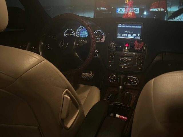 Червоний Мерседес Ц-Клас, об'ємом двигуна 2 л та пробігом 230 тис. км за 9300 $, фото 6 на Automoto.ua