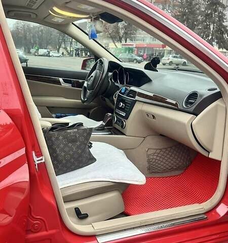 Мерседес Ц-Клас 2013 у Обухове на Automoto.ua Червоний Мерседес Ц-Клас, об'ємом двигуна 1.8 л та пробігом 210 тис. км за 10800 $, фото 5 на Automoto.ua