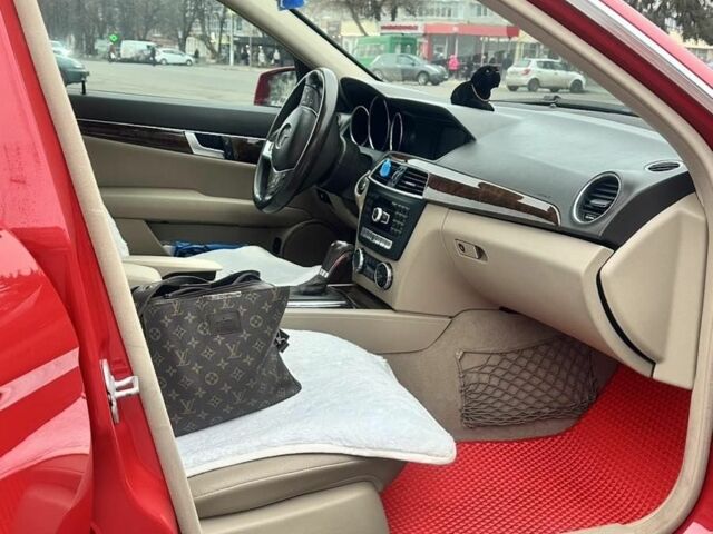 Мерседес Ц-Класс 2013 в Обухове на Automoto.ua Красный Мерседес Ц-Класс, объемом двигателя 1.8 л и пробегом 210 тыс. км за 10800 $, фото 6 на Automoto.ua