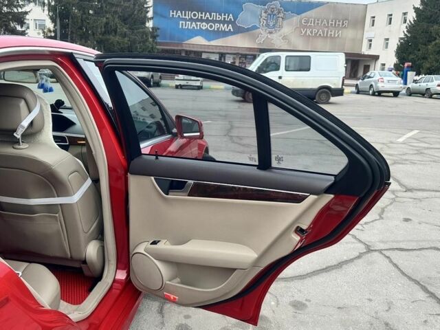 Мерседес Ц-Класс 2013 в Обухове на Automoto.ua Красный Мерседес Ц-Класс, объемом двигателя 1.8 л и пробегом 210 тыс. км за 10800 $, фото 11 на Automoto.ua