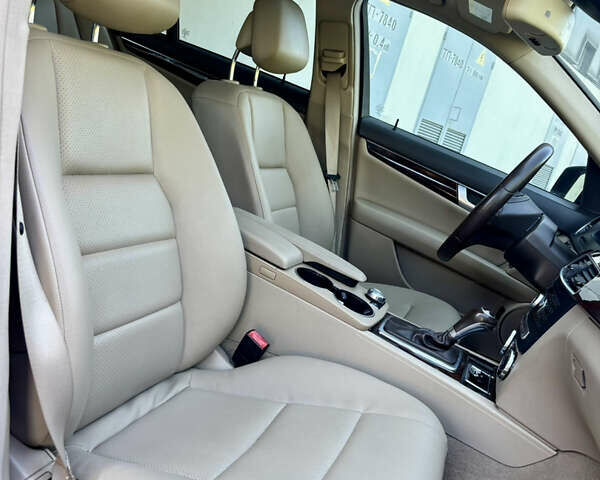 Красный Мерседес Ц-Класс, объемом двигателя 1.8 л и пробегом 199 тыс. км за 11150 $, фото 9 на Automoto.ua