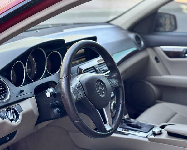 Красный Мерседес Ц-Класс, объемом двигателя 1.8 л и пробегом 199 тыс. км за 11150 $, фото 11 на Automoto.ua