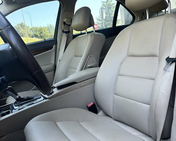 Красный Мерседес Ц-Класс, объемом двигателя 1.8 л и пробегом 199 тыс. км за 11150 $, фото 8 на Automoto.ua