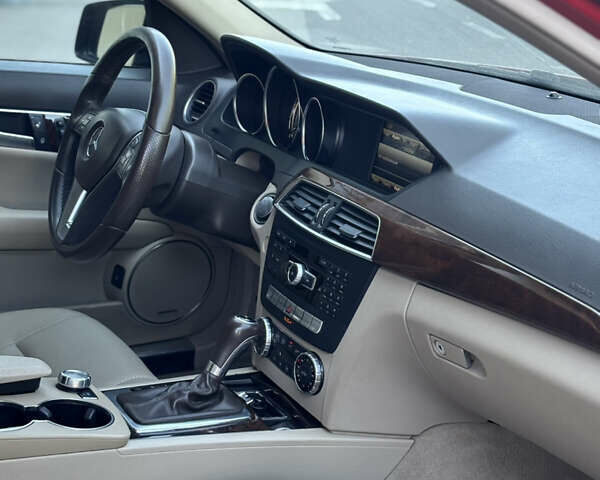 Красный Мерседес Ц-Класс, объемом двигателя 1.8 л и пробегом 199 тыс. км за 11150 $, фото 7 на Automoto.ua