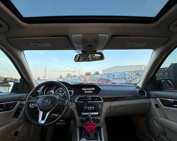 Красный Мерседес Ц-Класс, объемом двигателя 1.8 л и пробегом 199 тыс. км за 11150 $, фото 25 на Automoto.ua