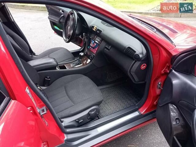 Красный Мерседес Ц-Класс, объемом двигателя 2.2 л и пробегом 467 тыс. км за 6300 $, фото 21 на Automoto.ua