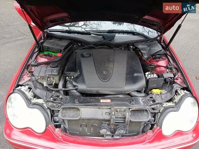 Красный Мерседес Ц-Класс, объемом двигателя 2.2 л и пробегом 467 тыс. км за 6300 $, фото 16 на Automoto.ua