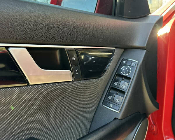 Червоний Мерседес Ц-Клас, об'ємом двигуна 2.2 л та пробігом 270 тис. км за 11000 $, фото 10 на Automoto.ua