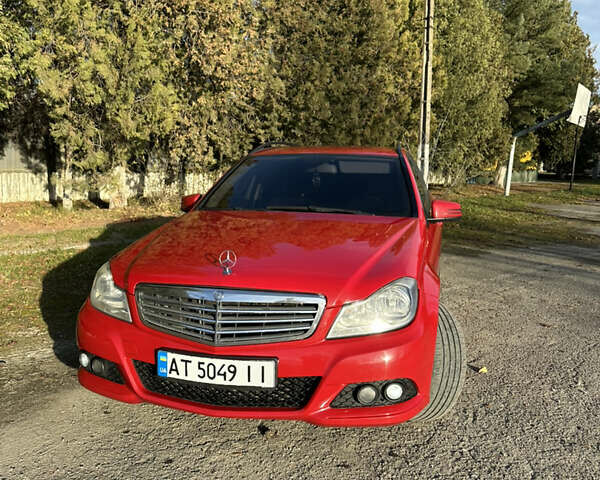 Червоний Мерседес Ц-Клас, об'ємом двигуна 2.2 л та пробігом 270 тис. км за 11000 $, фото 1 на Automoto.ua