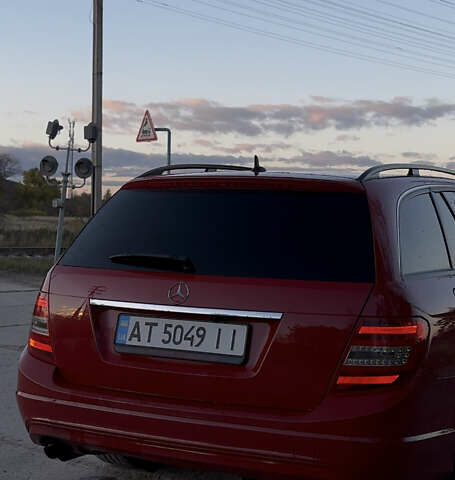 Красный Мерседес Ц-Класс, объемом двигателя 2.2 л и пробегом 300 тыс. км за 10200 $, фото 5 на Automoto.ua