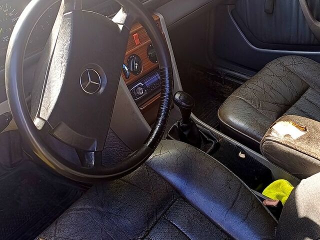 Мерседес Ц-Класс, объемом двигателя 2 л и пробегом 330 тыс. км за 1100 $, фото 1 на Automoto.ua