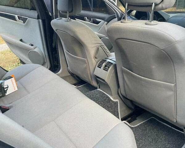 Мерседес Ц-Клас, об'ємом двигуна 2.1 л та пробігом 330 тис. км за 9500 $, фото 9 на Automoto.ua