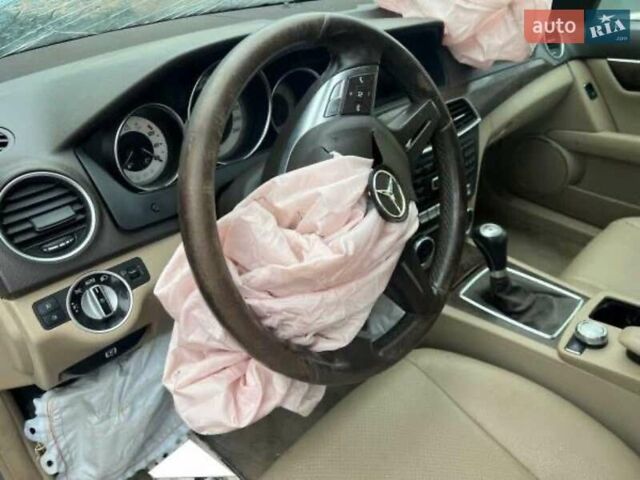 Мерседес Ц-Класс, объемом двигателя 2.2 л и пробегом 200 тыс. км за 5600 $, фото 2 на Automoto.ua