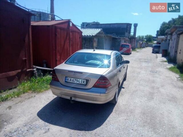 Желтый Мерседес Ц-Класс, объемом двигателя 2.1 л и пробегом 590 тыс. км за 4000 $, фото 2 на Automoto.ua