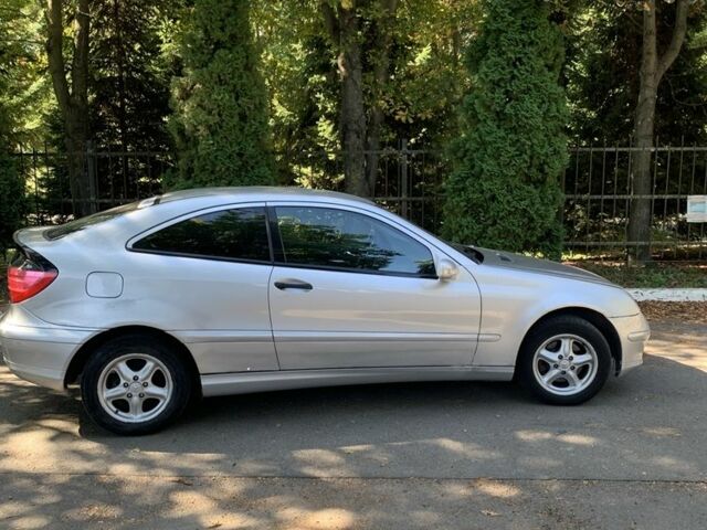 Серый Мерседес Ц-Класс, объемом двигателя 2 л и пробегом 269 тыс. км за 2900 $, фото 1 на Automoto.ua