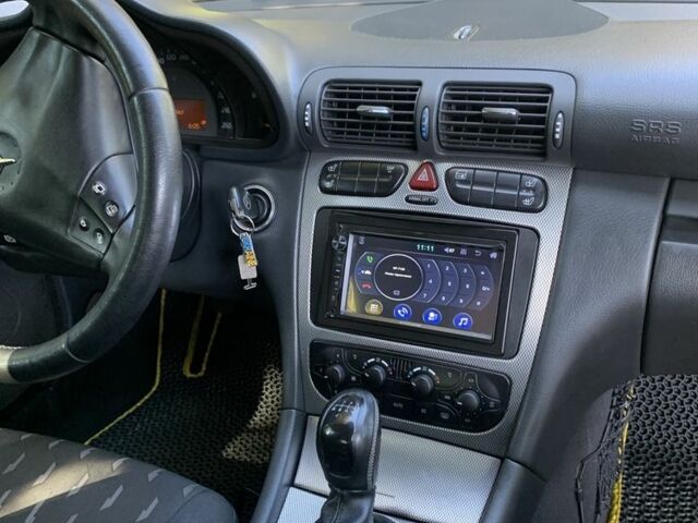 Серый Мерседес Ц-Класс, объемом двигателя 2 л и пробегом 269 тыс. км за 2900 $, фото 12 на Automoto.ua