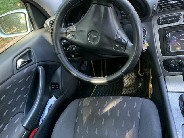 Серый Мерседес Ц-Класс, объемом двигателя 2 л и пробегом 269 тыс. км за 2900 $, фото 5 на Automoto.ua