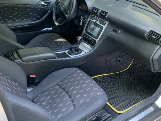 Серый Мерседес Ц-Класс, объемом двигателя 2 л и пробегом 269 тыс. км за 2900 $, фото 4 на Automoto.ua